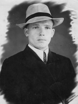 Год рождения 1933. Родился 1933 году.